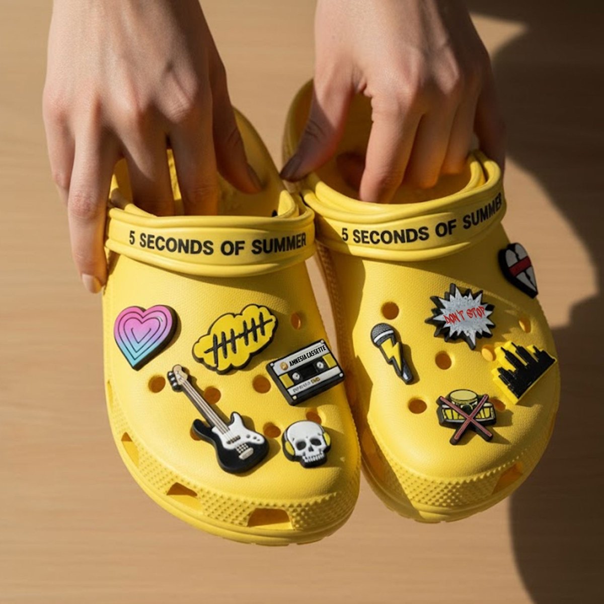 PREMIUM 5SOS CLOGS TNSM
